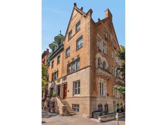 Exterior, Facade, Rowhouse