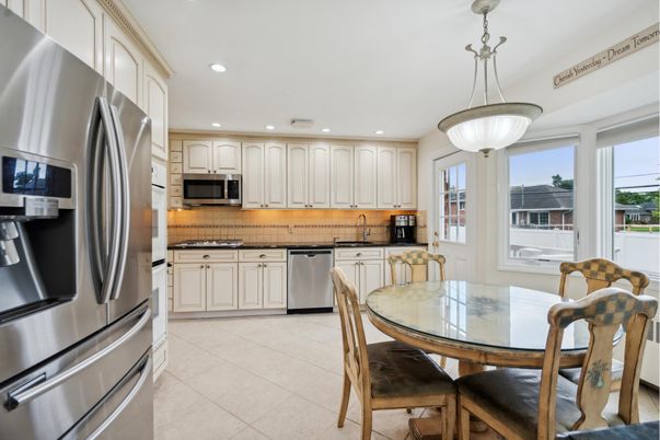 Dining room, Interior, Kitchen, Pendant Lights, Recessed Lighting, Stainless Steel Appliances