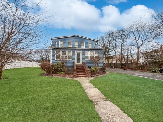 Backyard, Exterior, Facade, American Foursquare
