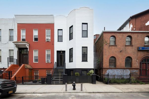 Exterior, Facade, Brick Facade, Rowhouse