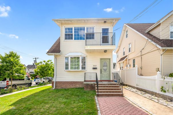 Exterior, Facade, American Foursquare