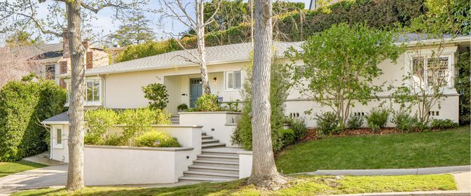 Exterior, Facade, Ranch