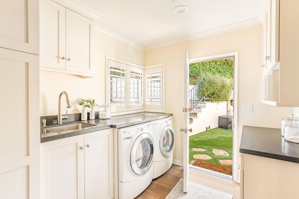 Interior, Recessed Lighting, Washer, Wood Texture Flooring