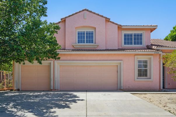 Attached, Exterior, Facade, Mediterranean