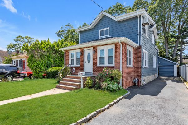 Exterior, Facade, Brick Facade, Queen Anne Victorian