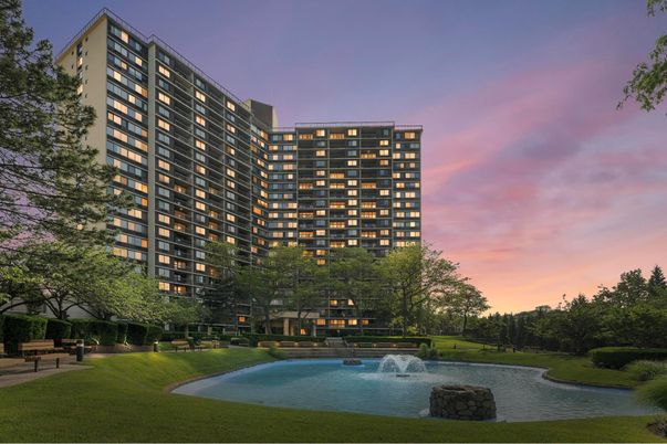 Backyard, Exterior, Facade, Pool, Highrise