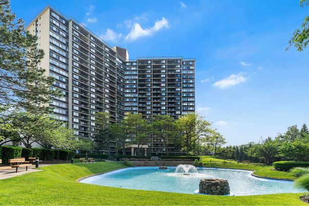 Exterior, Facade, Pool, Highrise