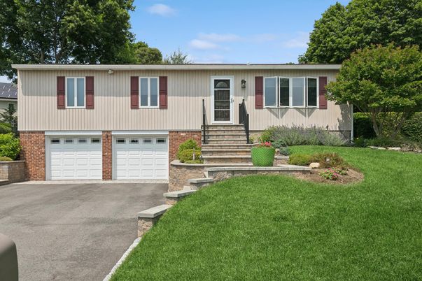 Attached, Exterior, Facade, Brick Facade, Raised Ranch