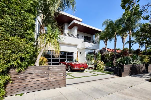 Attached, Exterior, Facade, Modern
