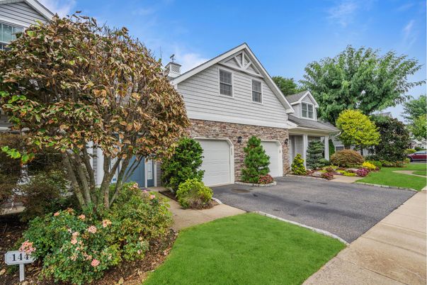 Attached, Exterior, Facade, Cape Cod