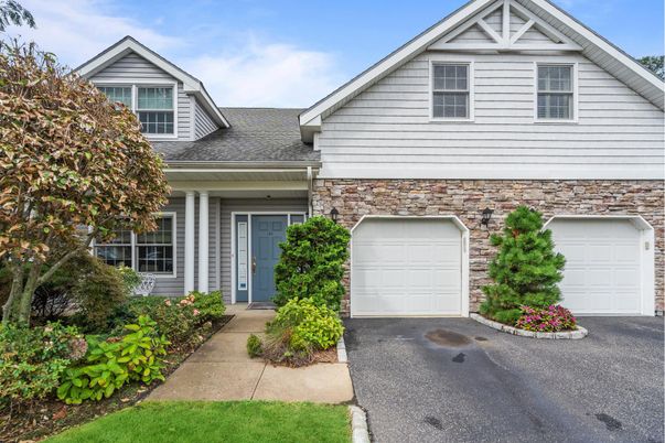 Attached, Exterior, Facade, American Craftsman