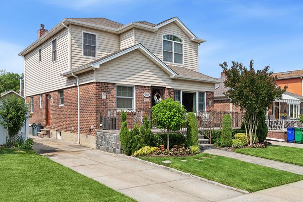 Exterior, Facade, Brick Facade, American Craftsman