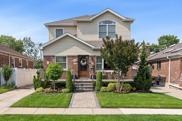 Exterior, Facade, Brick Facade, American Craftsman