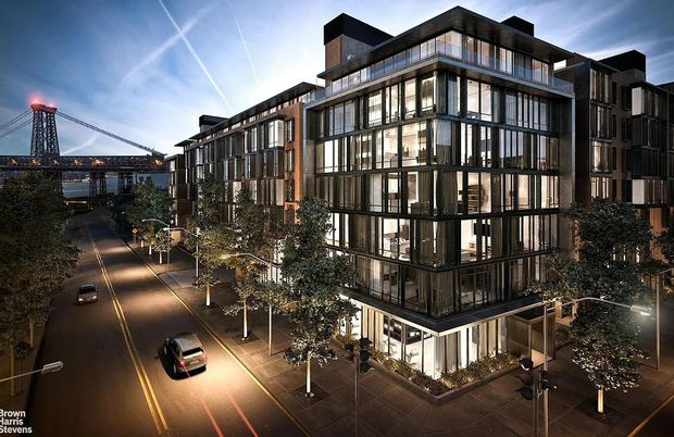 Exterior, Facade, Modern
