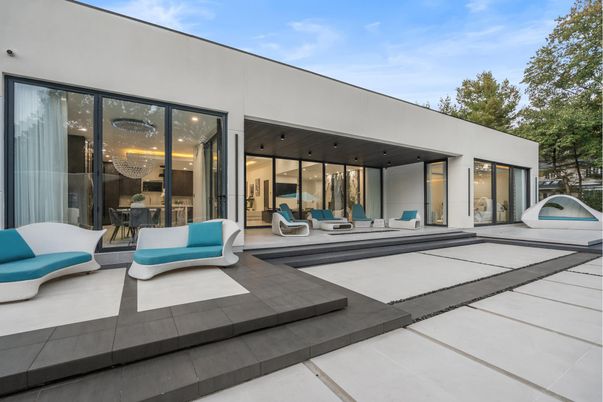 Exterior, Facade, Modern