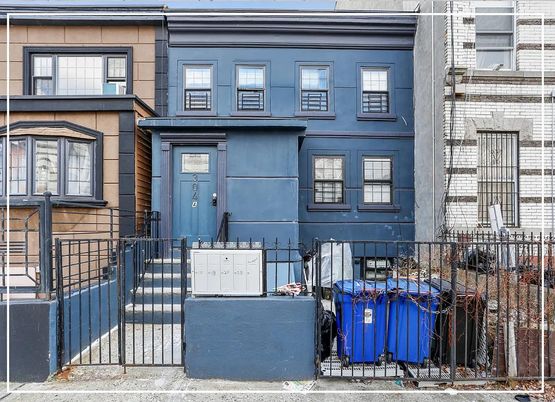 Exterior, Facade, Brownstone