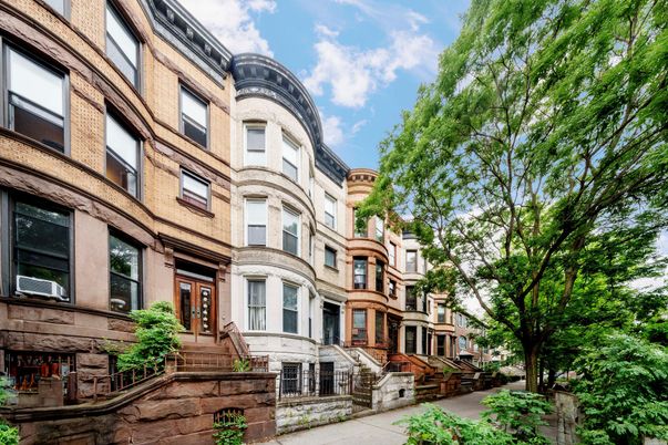 Exterior, Facade, Brownstone
