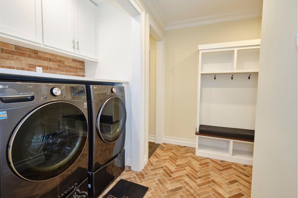 Interior, Washer, Wood Texture Flooring