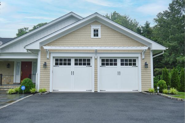 Attached, Exterior, Facade, American Craftsman