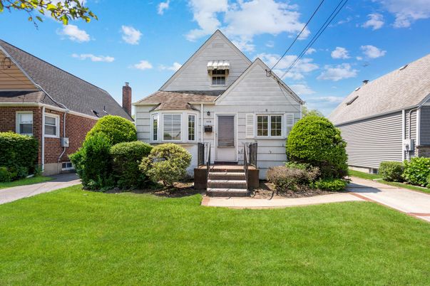 Exterior, Facade, Cape Cod