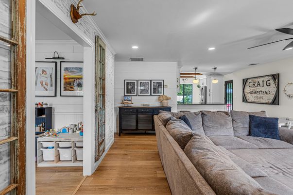 Interior, Living room, Pendant Lights, Recessed Lighting, Wood Texture Flooring