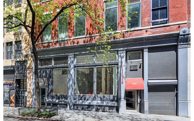 Exterior, Facade, Brick Facade, Rowhouse
