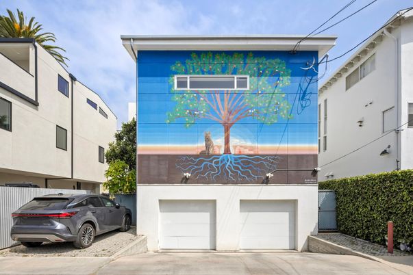 Attached, Exterior, Facade, Modern