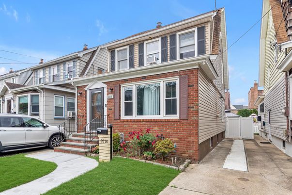 Exterior, Facade, Brick Facade, Rowhouse