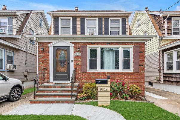 Exterior, Facade, Brick Facade, Rowhouse