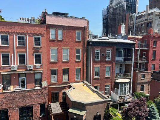 Exterior, Facade, Rowhouse