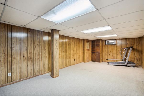 Empty room, Interior, Recessed Lighting, Wooden Walls