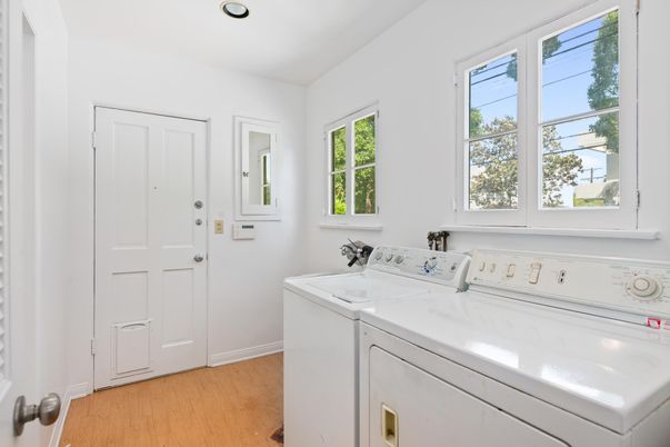 Interior, Recessed Lighting, Washer, Wood Texture Flooring