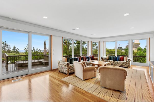 Interior, Living room, Recessed Lighting, Sun Room, Wood Texture Flooring