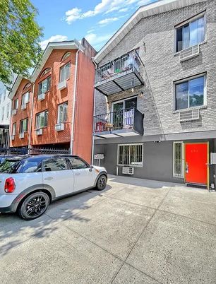 Exterior, Facade, Rowhouse