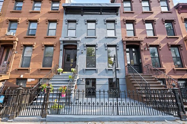 Exterior, Facade, Brownstone