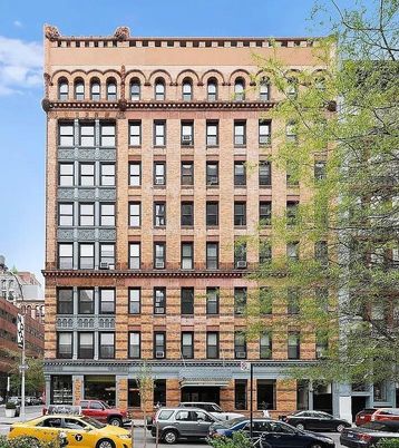 Exterior, Facade, Brick Facade, Chicago School