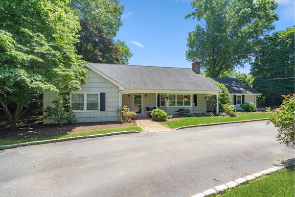 Exterior, Facade, Ranch