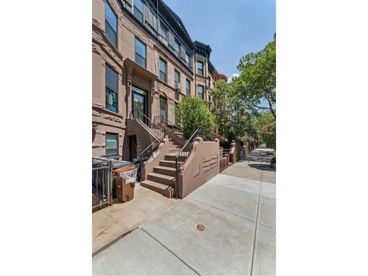 Exterior, Facade, Brownstone