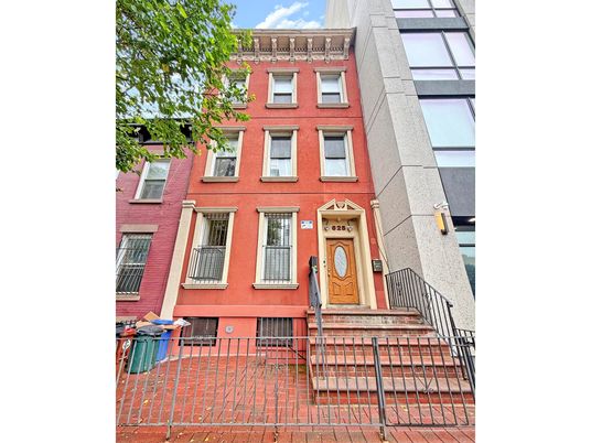 Exterior, Facade, Rowhouse