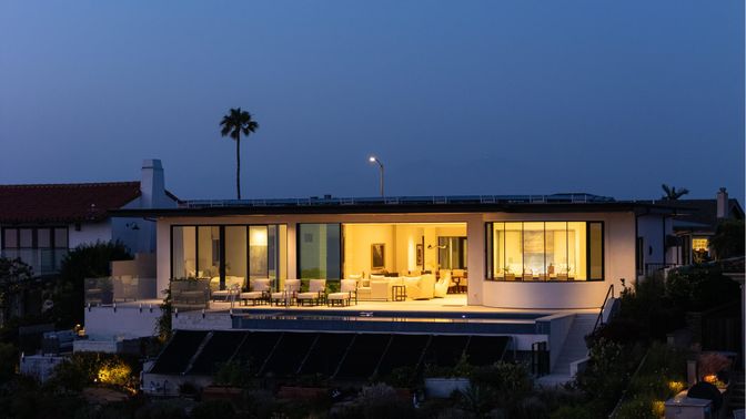 Exterior, Facade, Pool, Modern