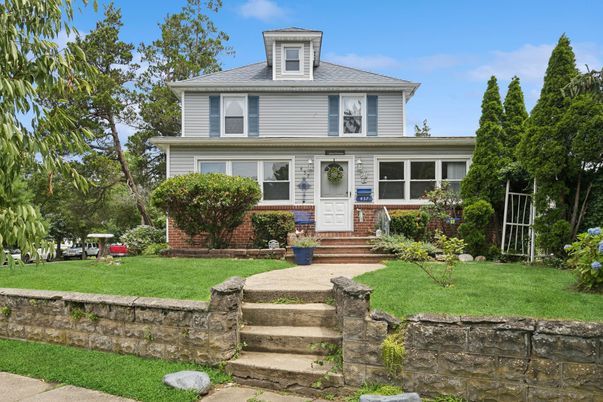 Exterior, Facade, American Foursquare