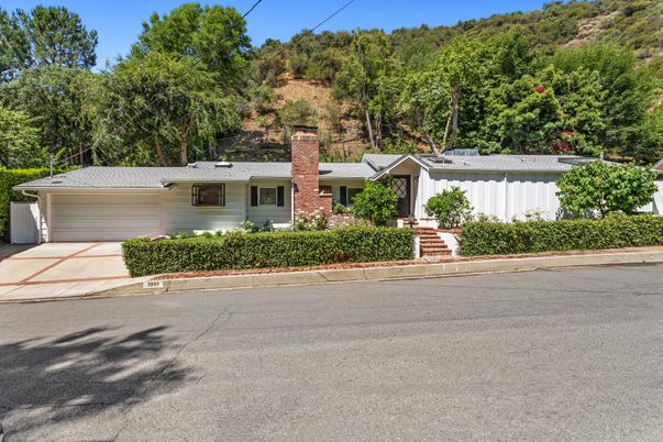 Attached, Exterior, Facade, Ranch