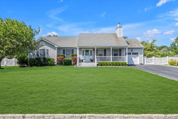Attached, Exterior, Facade, Cape Cod