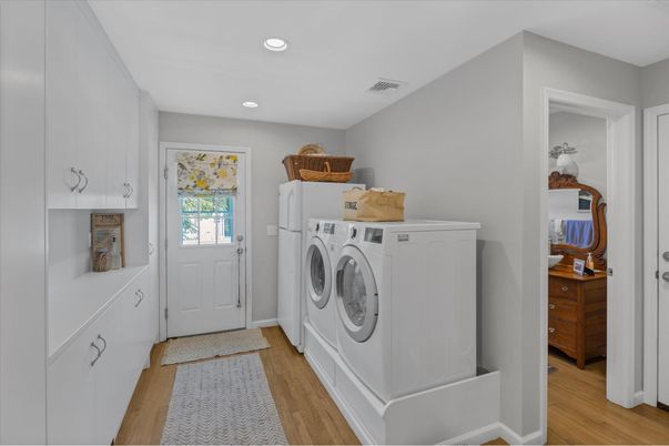 Interior, Recessed Lighting, Washer, Wood Texture Flooring