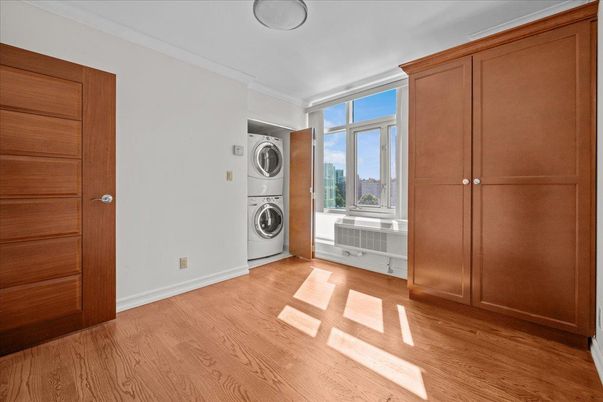 Interior, Utility Closets, Washer, Wood Texture Flooring