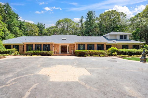 Exterior, Facade, Brick Facade, Ranch