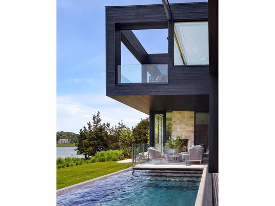Exterior, Facade, Pool, Water, Modern