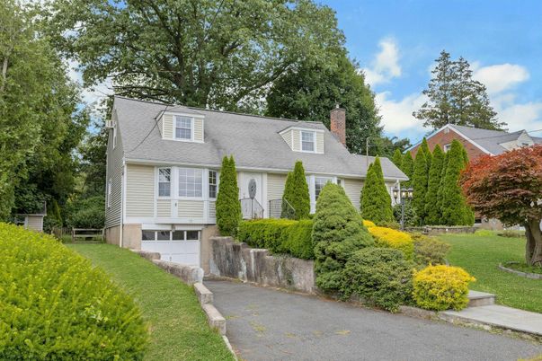 Attached, Exterior, Facade, Cape Cod