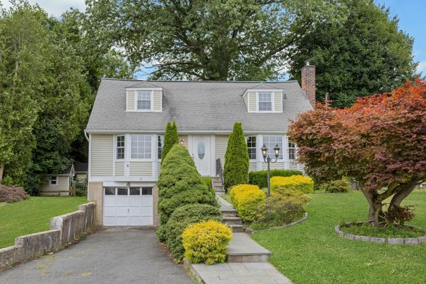 Attached, Exterior, Facade, Cape Cod
