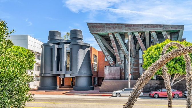 Exterior, Facade, Modern